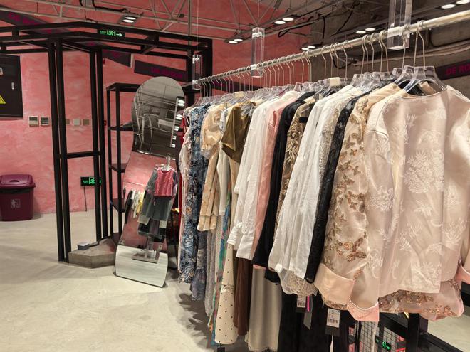好喝好逛又出片 線下服裝店開始流行“場景化”服飾零售